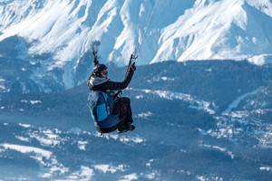 Gii 5 в полёте Пилот в подвеске Sky Paragliders Gii 5 в полёте над горами