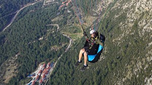 Reverse 5 в полёте Пилот в подвеске Sky Paragliders Reverse 5 в полёте