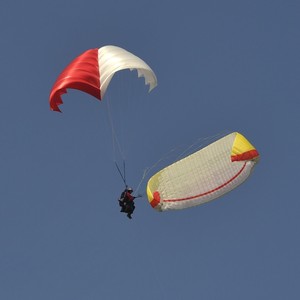 Пилот под раскрытым управляемым запасным парашютом Sky Paragliders SKY DRIVE II
