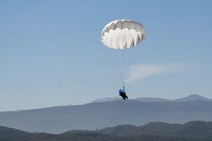 SKY LITE раскрыт Раскрытый круглый запасной парашют Sky Paragliders SKY LITE над горами